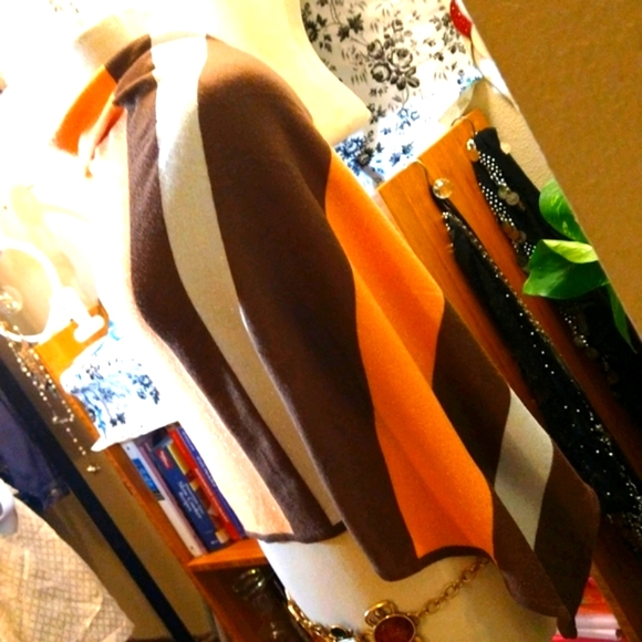 Mustard brown and white  with real silver threads.. vintage poncho/shawl💜. - Picture 3 of 6